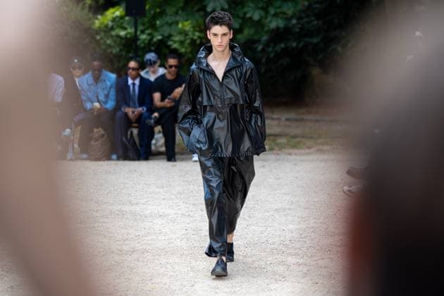 Défilé White Mountaineering de la mode homme Printemps Été 2026 dans le cadre de la Fashion Week de Paris Défilé White Mountaineering de la mode homme Printemps Été 2026 dans le cadre de la Fashion Week de Paris, France, le 28 juin 2025 Sébastien Fremont Bestimage A model, faashion detail, walks the runway during the White Mountaineering Menswear Spring Summer 2026 show as part of Paris Fashion Week on June 28, 2025 in Paris, France Paris France  Copyright: xSebastienxFremontx xBestimagexSebastienxFremontx xBestimagex