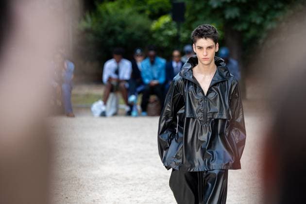 Défilé White Mountaineering de la mode homme Printemps Été 2026 dans le cadre de la Fashion Week de Paris Défilé White Mountaineering de la mode homme Printemps Été 2026 dans le cadre de la Fashion Week de Paris, France, le 28 juin 2025 Sébastien Fremont Bestimage A model, faashion detail, walks the runway during the White Mountaineering Menswear Spring Summer 2026 show as part of Paris Fashion Week on June 28, 2025 in Paris, France Paris France  Copyright: xSebastienxFremontx xBestimagexSebastienxFremontx xBestimagex