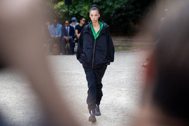 Défilé White Mountaineering de la mode homme Printemps Été 2026 dans le cadre de la Fashion Week de Paris Défilé White Mountaineering de la mode homme Printemps Été 2026 dans le cadre de la Fashion Week de Paris, France, le 28 juin 2025 Sébastien Fremont Bestimage A model, faashion detail, walks the runway during the White Mountaineering Menswear Spring Summer 2026 show as part of Paris Fashion Week on June 28, 2025 in Paris, France Paris France  Copyright: xSebastienxFremontx xBestimagexSebastienxFremontx xBestimagex