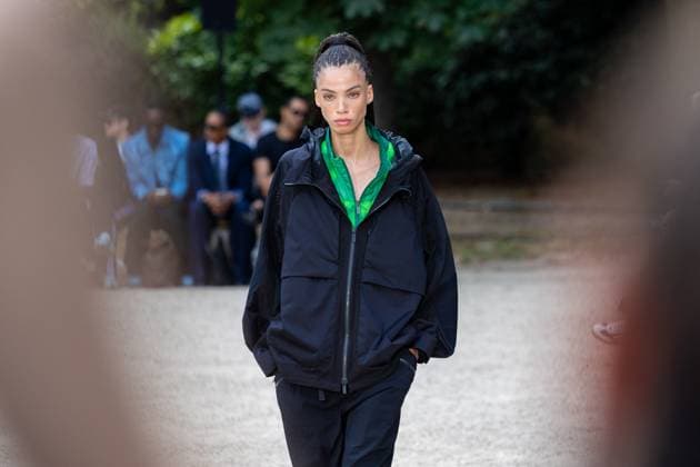 Défilé White Mountaineering de la mode homme Printemps Été 2026 dans le cadre de la Fashion Week de Paris Défilé White Mountaineering de la mode homme Printemps Été 2026 dans le cadre de la Fashion Week de Paris, France, le 28 juin 2025 Sébastien Fremont Bestimage A model, faashion detail, walks the runway during the White Mountaineering Menswear Spring Summer 2026 show as part of Paris Fashion Week on June 28, 2025 in Paris, France Paris France  Copyright: xSebastienxFremontx xBestimagexSebastienxFremontx xBestimagex