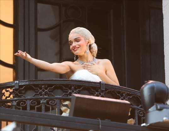 Entertainment Themen der Woche KW26 Bilder des Jahres 2025, Entertainment 06 Juni Rachel Zegler in Evita at the London Palladium Rachel Zegler performs to a large crowd from the balcony of the London Palladium - a dramatic prelude to her star turn in the new Evita the musical. London, UK, 28 June 2025., Credit:chris james Avalon  Copyright: xchrisxjamesx xAvalonx 1016115112