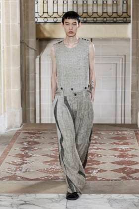 Défilé Ziggy Chen de la mode homme Printemps Été 2026 dans le cadre de la Fashion Week de Paris A model walks the runway during the Ziggy Chen Homme Ready to Wear Spring Summer 2026 fashion show as part of the Paris Menswear Fashion Week on June 28, 2025 in Paris, France Paris France  Copyright: xAgencex xBestimagexAgencex xBestimagex