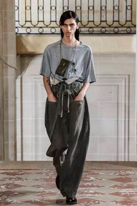 Défilé Ziggy Chen de la mode homme Printemps Été 2026 dans le cadre de la Fashion Week de Paris A model walks the runway during the Ziggy Chen Homme Ready to Wear Spring Summer 2026 fashion show as part of the Paris Menswear Fashion Week on June 28, 2025 in Paris, France Paris France  Copyright: xAgencex xBestimagexAgencex xBestimagex