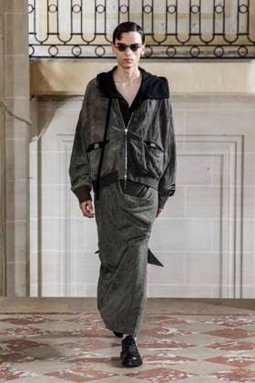 Défilé Ziggy Chen de la mode homme Printemps Été 2026 dans le cadre de la Fashion Week de Paris A model walks the runway during the Ziggy Chen Homme Ready to Wear Spring Summer 2026 fashion show as part of the Paris Menswear Fashion Week on June 28, 2025 in Paris, France Paris France  Copyright: xAgencex xBestimagexAgencex xBestimagex