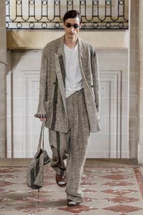Défilé Ziggy Chen de la mode homme Printemps Été 2026 dans le cadre de la Fashion Week de Paris A model walks the runway during the Ziggy Chen Homme Ready to Wear Spring Summer 2026 fashion show as part of the Paris Menswear Fashion Week on June 28, 2025 in Paris, France Paris France  Copyright: xAgencex xBestimagexAgencex xBestimagex