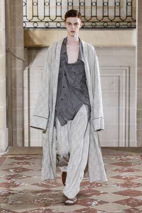 Défilé Ziggy Chen de la mode homme Printemps Été 2026 dans le cadre de la Fashion Week de Paris A model walks the runway during the Ziggy Chen Homme Ready to Wear Spring Summer 2026 fashion show as part of the Paris Menswear Fashion Week on June 28, 2025 in Paris, France Paris France  Copyright: xAgencex xBestimagexAgencex xBestimagex