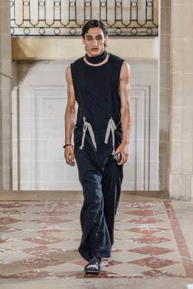 Défilé Ziggy Chen de la mode homme Printemps Été 2026 dans le cadre de la Fashion Week de Paris A model walks the runway during the Ziggy Chen Homme Ready to Wear Spring Summer 2026 fashion show as part of the Paris Menswear Fashion Week on June 28, 2025 in Paris, France Paris France  Copyright: xAgencex xBestimagexAgencex xBestimagex