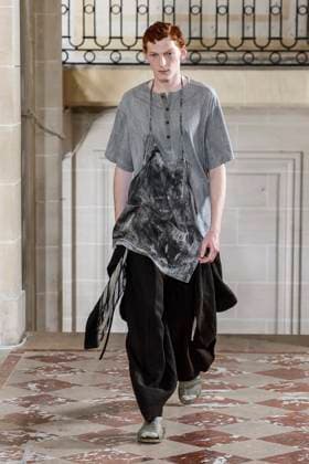Défilé Ziggy Chen de la mode homme Printemps Été 2026 dans le cadre de la Fashion Week de Paris A model walks the runway during the Ziggy Chen Homme Ready to Wear Spring Summer 2026 fashion show as part of the Paris Menswear Fashion Week on June 28, 2025 in Paris, France Paris France  Copyright: xAgencex xBestimagexAgencex xBestimagex
