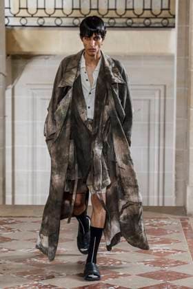 Défilé Ziggy Chen de la mode homme Printemps Été 2026 dans le cadre de la Fashion Week de Paris A model walks the runway during the Ziggy Chen Homme Ready to Wear Spring Summer 2026 fashion show as part of the Paris Menswear Fashion Week on June 28, 2025 in Paris, France Paris France  Copyright: xAgencex xBestimagexAgencex xBestimagex
