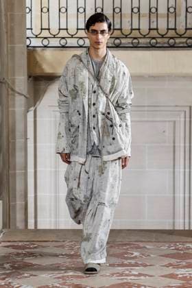Défilé Ziggy Chen de la mode homme Printemps Été 2026 dans le cadre de la Fashion Week de Paris A model walks the runway during the Ziggy Chen Homme Ready to Wear Spring Summer 2026 fashion show as part of the Paris Menswear Fashion Week on June 28, 2025 in Paris, France Paris France  Copyright: xAgencex xBestimagexAgencex xBestimagex
