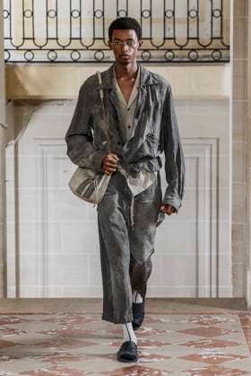 Défilé Ziggy Chen de la mode homme Printemps Été 2026 dans le cadre de la Fashion Week de Paris A model walks the runway during the Ziggy Chen Homme Ready to Wear Spring Summer 2026 fashion show as part of the Paris Menswear Fashion Week on June 28, 2025 in Paris, France Paris France  Copyright: xAgencex xBestimagexAgencex xBestimagex