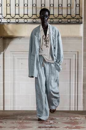 Défilé Ziggy Chen de la mode homme Printemps Été 2026 dans le cadre de la Fashion Week de Paris A model walks the runway during the Ziggy Chen Homme Ready to Wear Spring Summer 2026 fashion show as part of the Paris Menswear Fashion Week on June 28, 2025 in Paris, France Paris France  Copyright: xAgencex xBestimagexAgencex xBestimagex