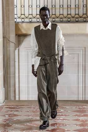 Défilé Ziggy Chen de la mode homme Printemps Été 2026 dans le cadre de la Fashion Week de Paris A model walks the runway during the Ziggy Chen Homme Ready to Wear Spring Summer 2026 fashion show as part of the Paris Menswear Fashion Week on June 28, 2025 in Paris, France Paris France  Copyright: xAgencex xBestimagexAgencex xBestimagex