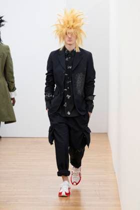 Défilé Comme des Garçons Shirt de la mode homme Printemps Été 2026 dans le cadre de la Fashion Week de Paris A model walks the runway during the Comme des Garçons Shirt Homme Ready to Wear Spring Summer 2026 fashion show as part of the Paris Menswear Fashion Week on June 28, 2025 in Paris, France Paris France  Copyright: xAgencex xBestimagexAgencex xBestimagex