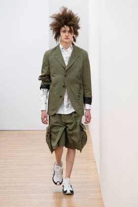 Défilé Comme des Garçons Shirt de la mode homme Printemps Été 2026 dans le cadre de la Fashion Week de Paris A model walks the runway during the Comme des Garçons Shirt Homme Ready to Wear Spring Summer 2026 fashion show as part of the Paris Menswear Fashion Week on June 28, 2025 in Paris, France Paris France  Copyright: xAgencex xBestimagexAgencex xBestimagex