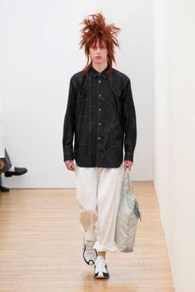 Défilé Comme des Garçons Shirt de la mode homme Printemps Été 2026 dans le cadre de la Fashion Week de Paris A model walks the runway during the Comme des Garçons Shirt Homme Ready to Wear Spring Summer 2026 fashion show as part of the Paris Menswear Fashion Week on June 28, 2025 in Paris, France Paris France  Copyright: xAgencex xBestimagexAgencex xBestimagex