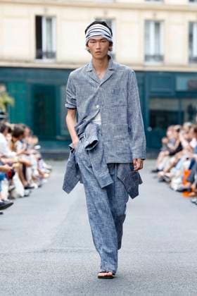 Défilé Officine Générale de la mode homme Printemps Été 2026 dans le cadre de la Fashion Week de Paris A model walks the runway during the Officine Générale Homme Ready to Wear Spring Summer 2026 fashion show as part of the Paris Menswear Fashion Week on June 28, 2025 in Paris, France Paris France  Copyright: xAgencex xBestimagexAgencex xBestimagex