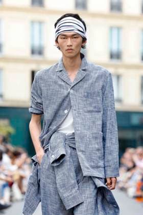 Défilé Officine Générale de la mode homme Printemps Été 2026 dans le cadre de la Fashion Week de Paris A model walks the runway during the Officine Générale Homme Ready to Wear Spring Summer 2026 fashion show as part of the Paris Menswear Fashion Week on June 28, 2025 in Paris, France Paris France  Copyright: xAgencex xBestimagexAgencex xBestimagex