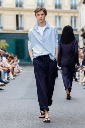 Défilé Officine Générale de la mode homme Printemps Été 2026 dans le cadre de la Fashion Week de Paris A model walks the runway during the Officine Générale Homme Ready to Wear Spring Summer 2026 fashion show as part of the Paris Menswear Fashion Week on June 28, 2025 in Paris, France Paris France  Copyright: xAgencex xBestimagexAgencex xBestimagex