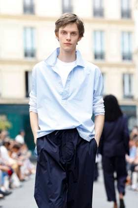 Défilé Officine Générale de la mode homme Printemps Été 2026 dans le cadre de la Fashion Week de Paris A model walks the runway during the Officine Générale Homme Ready to Wear Spring Summer 2026 fashion show as part of the Paris Menswear Fashion Week on June 28, 2025 in Paris, France Paris France  Copyright: xAgencex xBestimagexAgencex xBestimagex