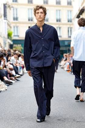 Défilé Officine Générale de la mode homme Printemps Été 2026 dans le cadre de la Fashion Week de Paris A model walks the runway during the Officine Générale Homme Ready to Wear Spring Summer 2026 fashion show as part of the Paris Menswear Fashion Week on June 28, 2025 in Paris, France Paris France  Copyright: xAgencex xBestimagexAgencex xBestimagex