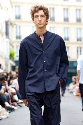 Défilé Officine Générale de la mode homme Printemps Été 2026 dans le cadre de la Fashion Week de Paris A model walks the runway during the Officine Générale Homme Ready to Wear Spring Summer 2026 fashion show as part of the Paris Menswear Fashion Week on June 28, 2025 in Paris, France Paris France  Copyright: xAgencex xBestimagexAgencex xBestimagex