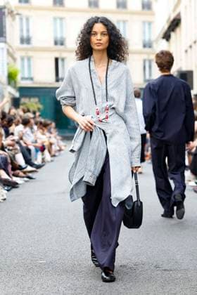 Défilé Officine Générale de la mode homme Printemps Été 2026 dans le cadre de la Fashion Week de Paris A model walks the runway during the Officine Générale Homme Ready to Wear Spring Summer 2026 fashion show as part of the Paris Menswear Fashion Week on June 28, 2025 in Paris, France Paris France  Copyright: xAgencex xBestimagexAgencex xBestimagex