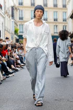 Défilé Officine Générale de la mode homme Printemps Été 2026 dans le cadre de la Fashion Week de Paris A model walks the runway during the Officine Générale Homme Ready to Wear Spring Summer 2026 fashion show as part of the Paris Menswear Fashion Week on June 28, 2025 in Paris, France Paris France  Copyright: xAgencex xBestimagexAgencex xBestimagex
