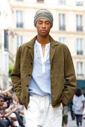 Défilé Officine Générale de la mode homme Printemps Été 2026 dans le cadre de la Fashion Week de Paris A model walks the runway during the Officine Générale Homme Ready to Wear Spring Summer 2026 fashion show as part of the Paris Menswear Fashion Week on June 28, 2025 in Paris, France Paris France  Copyright: xAgencex xBestimagexAgencex xBestimagex