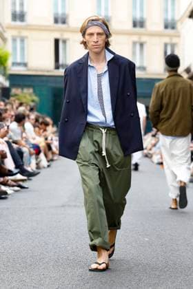 Défilé Officine Générale de la mode homme Printemps Été 2026 dans le cadre de la Fashion Week de Paris A model walks the runway during the Officine Générale Homme Ready to Wear Spring Summer 2026 fashion show as part of the Paris Menswear Fashion Week on June 28, 2025 in Paris, France Paris France  Copyright: xAgencex xBestimagexAgencex xBestimagex