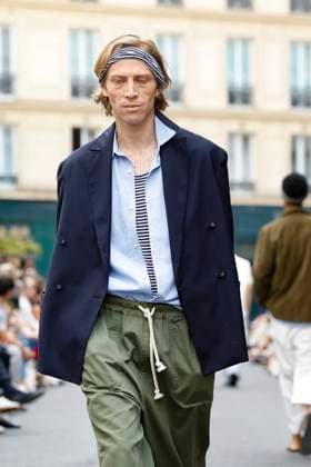 Défilé Officine Générale de la mode homme Printemps Été 2026 dans le cadre de la Fashion Week de Paris A model walks the runway during the Officine Générale Homme Ready to Wear Spring Summer 2026 fashion show as part of the Paris Menswear Fashion Week on June 28, 2025 in Paris, France Paris France  Copyright: xAgencex xBestimagexAgencex xBestimagex