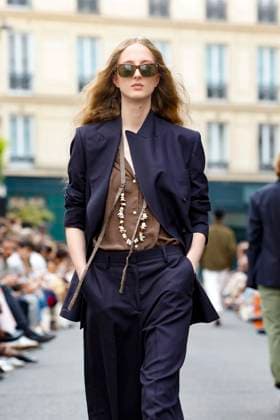 Défilé Officine Générale de la mode homme Printemps Été 2026 dans le cadre de la Fashion Week de Paris A model walks the runway during the Officine Générale Homme Ready to Wear Spring Summer 2026 fashion show as part of the Paris Menswear Fashion Week on June 28, 2025 in Paris, France Paris France  Copyright: xAgencex xBestimagexAgencex xBestimagex