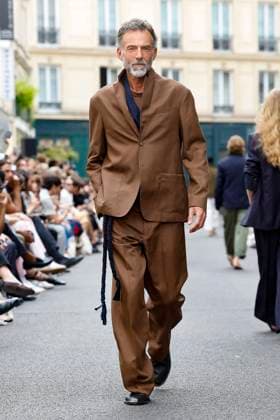Défilé Officine Générale de la mode homme Printemps Été 2026 dans le cadre de la Fashion Week de Paris A model walks the runway during the Officine Générale Homme Ready to Wear Spring Summer 2026 fashion show as part of the Paris Menswear Fashion Week on June 28, 2025 in Paris, France Paris France  Copyright: xAgencex xBestimagexAgencex xBestimagex