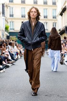 Défilé Officine Générale de la mode homme Printemps Été 2026 dans le cadre de la Fashion Week de Paris A model walks the runway during the Officine Générale Homme Ready to Wear Spring Summer 2026 fashion show as part of the Paris Menswear Fashion Week on June 28, 2025 in Paris, France Paris France  Copyright: xAgencex xBestimagexAgencex xBestimagex