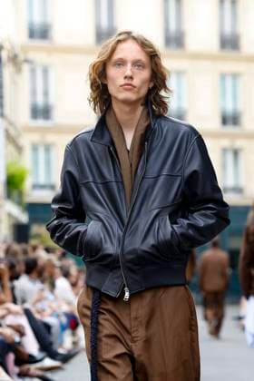 Défilé Officine Générale de la mode homme Printemps Été 2026 dans le cadre de la Fashion Week de Paris A model walks the runway during the Officine Générale Homme Ready to Wear Spring Summer 2026 fashion show as part of the Paris Menswear Fashion Week on June 28, 2025 in Paris, France Paris France  Copyright: xAgencex xBestimagexAgencex xBestimagex