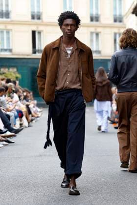 Défilé Officine Générale de la mode homme Printemps Été 2026 dans le cadre de la Fashion Week de Paris A model walks the runway during the Officine Générale Homme Ready to Wear Spring Summer 2026 fashion show as part of the Paris Menswear Fashion Week on June 28, 2025 in Paris, France Paris France  Copyright: xAgencex xBestimagexAgencex xBestimagex