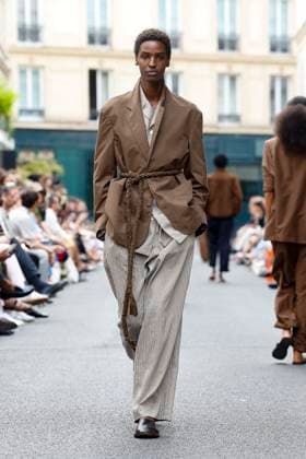Défilé Officine Générale de la mode homme Printemps Été 2026 dans le cadre de la Fashion Week de Paris A model walks the runway during the Officine Générale Homme Ready to Wear Spring Summer 2026 fashion show as part of the Paris Menswear Fashion Week on June 28, 2025 in Paris, France Paris France  Copyright: xAgencex xBestimagexAgencex xBestimagex