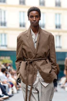 Défilé Officine Générale de la mode homme Printemps Été 2026 dans le cadre de la Fashion Week de Paris A model walks the runway during the Officine Générale Homme Ready to Wear Spring Summer 2026 fashion show as part of the Paris Menswear Fashion Week on June 28, 2025 in Paris, France Paris France  Copyright: xAgencex xBestimagexAgencex xBestimagex