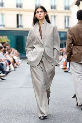 Défilé Officine Générale de la mode homme Printemps Été 2026 dans le cadre de la Fashion Week de Paris A model walks the runway during the Officine Générale Homme Ready to Wear Spring Summer 2026 fashion show as part of the Paris Menswear Fashion Week on June 28, 2025 in Paris, France Paris France  Copyright: xAgencex xBestimagexAgencex xBestimagex