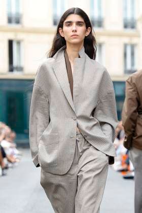 Défilé Officine Générale de la mode homme Printemps Été 2026 dans le cadre de la Fashion Week de Paris A model walks the runway during the Officine Générale Homme Ready to Wear Spring Summer 2026 fashion show as part of the Paris Menswear Fashion Week on June 28, 2025 in Paris, France Paris France  Copyright: xAgencex xBestimagexAgencex xBestimagex