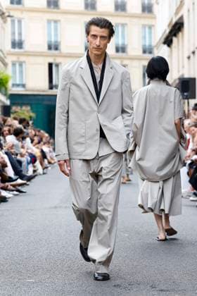 Défilé Officine Générale de la mode homme Printemps Été 2026 dans le cadre de la Fashion Week de Paris A model walks the runway during the Officine Générale Homme Ready to Wear Spring Summer 2026 fashion show as part of the Paris Menswear Fashion Week on June 28, 2025 in Paris, France Paris France  Copyright: xAgencex xBestimagexAgencex xBestimagex