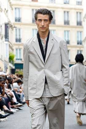 Défilé Officine Générale de la mode homme Printemps Été 2026 dans le cadre de la Fashion Week de Paris A model walks the runway during the Officine Générale Homme Ready to Wear Spring Summer 2026 fashion show as part of the Paris Menswear Fashion Week on June 28, 2025 in Paris, France Paris France  Copyright: xAgencex xBestimagexAgencex xBestimagex