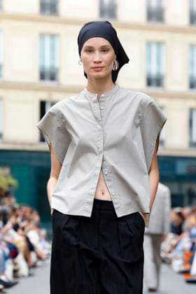 Défilé Officine Générale de la mode homme Printemps Été 2026 dans le cadre de la Fashion Week de Paris A model walks the runway during the Officine Générale Homme Ready to Wear Spring Summer 2026 fashion show as part of the Paris Menswear Fashion Week on June 28, 2025 in Paris, France Paris France  Copyright: xAgencex xBestimagexAgencex xBestimagex