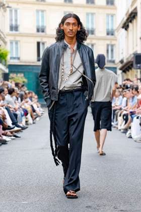 Défilé Officine Générale de la mode homme Printemps Été 2026 dans le cadre de la Fashion Week de Paris A model walks the runway during the Officine Générale Homme Ready to Wear Spring Summer 2026 fashion show as part of the Paris Menswear Fashion Week on June 28, 2025 in Paris, France Paris France  Copyright: xAgencex xBestimagexAgencex xBestimagex