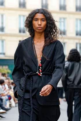 Défilé Officine Générale de la mode homme Printemps Été 2026 dans le cadre de la Fashion Week de Paris A model walks the runway during the Officine Générale Homme Ready to Wear Spring Summer 2026 fashion show as part of the Paris Menswear Fashion Week on June 28, 2025 in Paris, France Paris France  Copyright: xAgencex xBestimagexAgencex xBestimagex
