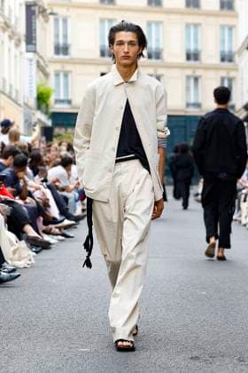 Défilé Officine Générale de la mode homme Printemps Été 2026 dans le cadre de la Fashion Week de Paris A model walks the runway during the Officine Générale Homme Ready to Wear Spring Summer 2026 fashion show as part of the Paris Menswear Fashion Week on June 28, 2025 in Paris, France Paris France  Copyright: xAgencex xBestimagexAgencex xBestimagex