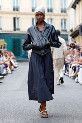 Défilé Officine Générale de la mode homme Printemps Été 2026 dans le cadre de la Fashion Week de Paris A model walks the runway during the Officine Générale Homme Ready to Wear Spring Summer 2026 fashion show as part of the Paris Menswear Fashion Week on June 28, 2025 in Paris, France Paris France  Copyright: xAgencex xBestimagexAgencex xBestimagex