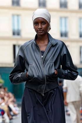 Défilé Officine Générale de la mode homme Printemps Été 2026 dans le cadre de la Fashion Week de Paris A model walks the runway during the Officine Générale Homme Ready to Wear Spring Summer 2026 fashion show as part of the Paris Menswear Fashion Week on June 28, 2025 in Paris, France Paris France  Copyright: xAgencex xBestimagexAgencex xBestimagex