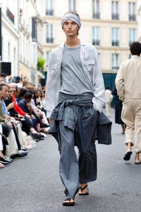 Défilé Officine Générale de la mode homme Printemps Été 2026 dans le cadre de la Fashion Week de Paris A model walks the runway during the Officine Générale Homme Ready to Wear Spring Summer 2026 fashion show as part of the Paris Menswear Fashion Week on June 28, 2025 in Paris, France Paris France  Copyright: xAgencex xBestimagexAgencex xBestimagex