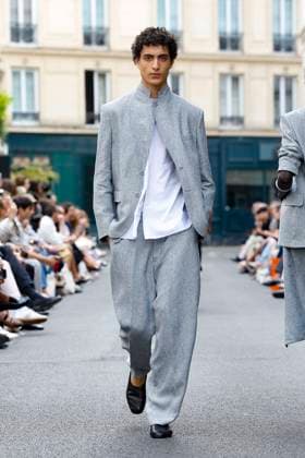 Défilé Officine Générale de la mode homme Printemps Été 2026 dans le cadre de la Fashion Week de Paris A model walks the runway during the Officine Générale Homme Ready to Wear Spring Summer 2026 fashion show as part of the Paris Menswear Fashion Week on June 28, 2025 in Paris, France Paris France  Copyright: xAgencex xBestimagexAgencex xBestimagex